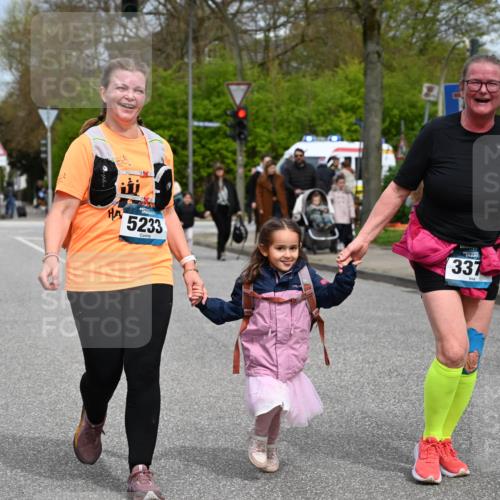 12.04.2026 - 45. Internationalen Wilhelmsburger Insellauf J. Mangold http://msf.ph/oto/9520009 12.04.2026 13:35:40 Ziel 3282, 4113, 5233, 3376 meine-sportfotos.de