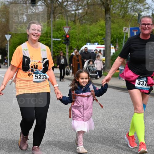 12.04.2026 - 45. Internationalen Wilhelmsburger Insellauf J. Mangold http://msf.ph/oto/9520010 12.04.2026 13:35:40 Ziel 3282, 4113, 5233, 3376 meine-sportfotos.de