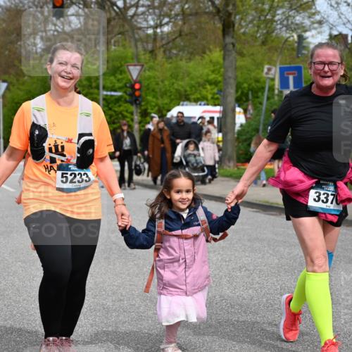 12.04.2026 - 45. Internationalen Wilhelmsburger Insellauf J. Mangold http://msf.ph/oto/9520011 12.04.2026 13:35:40 Ziel 3282, 4113, 5233, 3376 meine-sportfotos.de