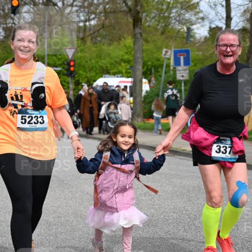 12.04.2026 - 45. Internationalen Wilhelmsburger Insellauf J. Mangold http://msf.ph/oto/9520013 12.04.2026 13:35:40 Ziel 3282, 4113, 5233, 3376 meine-sportfotos.de
