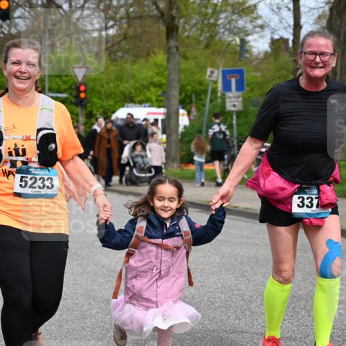 12.04.2026 - 45. Internationalen Wilhelmsburger Insellauf J. Mangold http://msf.ph/oto/9520014 12.04.2026 13:35:40 Ziel 3282, 4113, 5233, 3376 meine-sportfotos.de