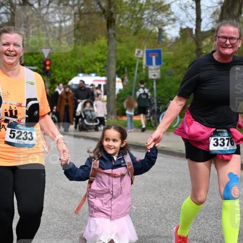 12.04.2026 - 45. Internationalen Wilhelmsburger Insellauf J. Mangold http://msf.ph/oto/9520015 12.04.2026 13:35:40 Ziel 3282, 4113, 5233, 3376 meine-sportfotos.de