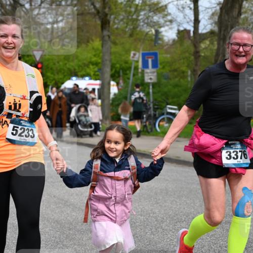 12.04.2026 - 45. Internationalen Wilhelmsburger Insellauf J. Mangold http://msf.ph/oto/9520016 12.04.2026 13:35:41 Ziel 3282, 4113, 5233, 3376 meine-sportfotos.de