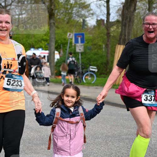 12.04.2026 - 45. Internationalen Wilhelmsburger Insellauf J. Mangold http://msf.ph/oto/9520018 12.04.2026 13:35:41 Ziel 3282, 4113, 5233, 3376 meine-sportfotos.de