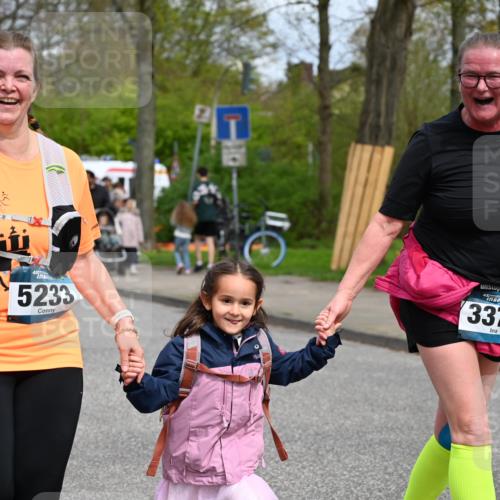 12.04.2026 - 45. Internationalen Wilhelmsburger Insellauf J. Mangold http://msf.ph/oto/9520019 12.04.2026 13:35:41 Ziel 3282, 4113, 5233, 3376 meine-sportfotos.de