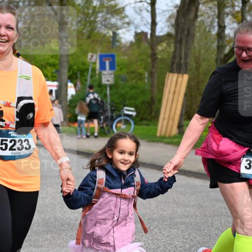 12.04.2026 - 45. Internationalen Wilhelmsburger Insellauf J. Mangold http://msf.ph/oto/9520020 12.04.2026 13:35:41 Ziel 3282, 4113, 5233, 3376 meine-sportfotos.de