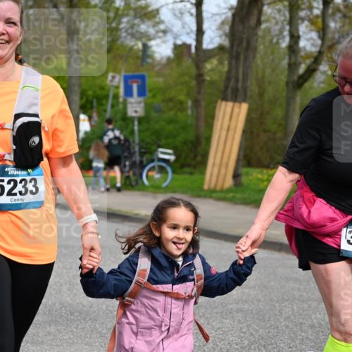 12.04.2026 - 45. Internationalen Wilhelmsburger Insellauf J. Mangold http://msf.ph/oto/9520021 12.04.2026 13:35:41 Ziel 3282, 4113, 5233, 3376 meine-sportfotos.de