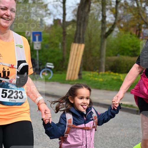 12.04.2026 - 45. Internationalen Wilhelmsburger Insellauf J. Mangold http://msf.ph/oto/9520024 12.04.2026 13:35:41 Ziel 3282, 4113, 5233, 3376 meine-sportfotos.de