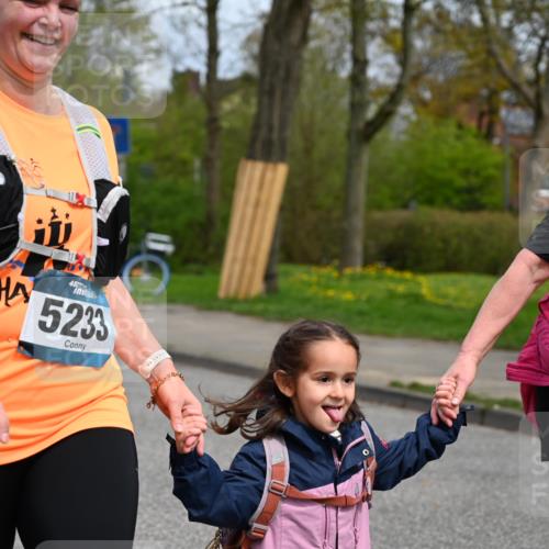 12.04.2026 - 45. Internationalen Wilhelmsburger Insellauf J. Mangold http://msf.ph/oto/9520025 12.04.2026 13:35:41 Ziel 3282, 4113, 5233, 3376 meine-sportfotos.de