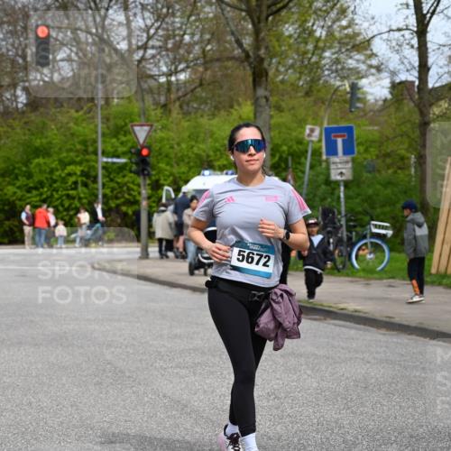 12.04.2026 - 45. Internationalen Wilhelmsburger Insellauf J. Mangold http://msf.ph/oto/9520081 12.04.2026 13:37:05 Ziel 3559, 5604, 3475, 5672 meine-sportfotos.de