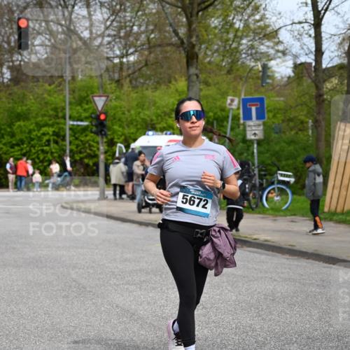 12.04.2026 - 45. Internationalen Wilhelmsburger Insellauf J. Mangold http://msf.ph/oto/9520082 12.04.2026 13:37:05 Ziel 3559, 5604, 3475, 5672 meine-sportfotos.de