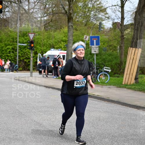 12.04.2026 - 45. Internationalen Wilhelmsburger Insellauf J. Mangold http://msf.ph/oto/9520100 12.04.2026 13:37:22 Ziel 3475, 5672, 2037 meine-sportfotos.de