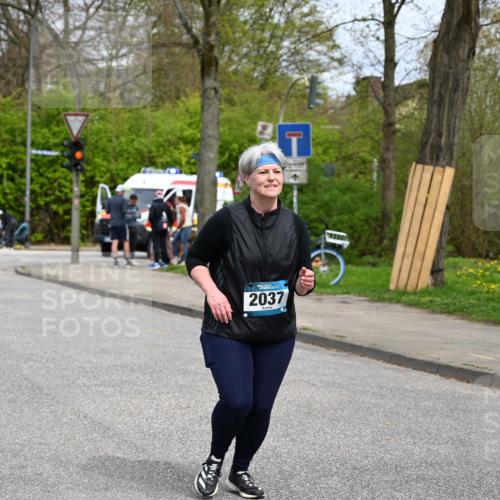 12.04.2026 - 45. Internationalen Wilhelmsburger Insellauf J. Mangold http://msf.ph/oto/9520102 12.04.2026 13:37:22 Ziel 3475, 5672, 2037 meine-sportfotos.de