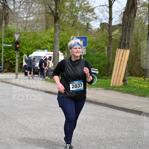 12.04.2026 - 45. Internationalen Wilhelmsburger Insellauf J. Mangold http://msf.ph/oto/9520103 12.04.2026 13:37:23 Ziel 3475, 5672, 5672, 2037 meine-sportfotos.de