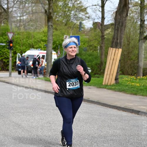 12.04.2026 - 45. Internationalen Wilhelmsburger Insellauf J. Mangold http://msf.ph/oto/9520104 12.04.2026 13:37:23 Ziel 3475, 5672, 5672, 2037 meine-sportfotos.de