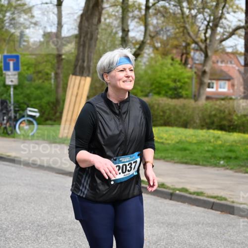 12.04.2026 - 45. Internationalen Wilhelmsburger Insellauf J. Mangold http://msf.ph/oto/9520115 12.04.2026 13:37:24 Ziel 3475, 5672, 2037 meine-sportfotos.de