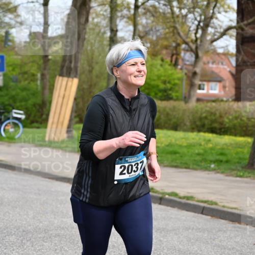 12.04.2026 - 45. Internationalen Wilhelmsburger Insellauf J. Mangold http://msf.ph/oto/9520116 12.04.2026 13:37:24 Ziel 3475, 5672, 2037 meine-sportfotos.de