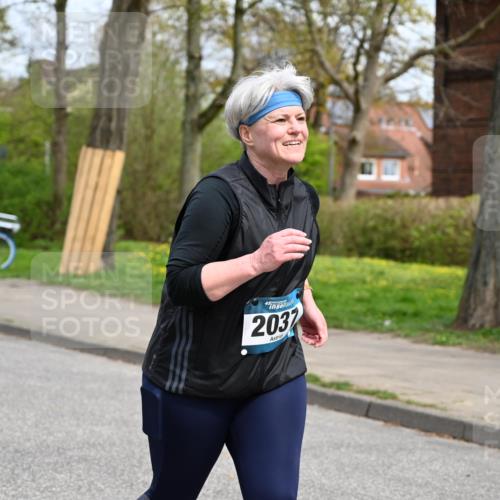 12.04.2026 - 45. Internationalen Wilhelmsburger Insellauf J. Mangold http://msf.ph/oto/9520117 12.04.2026 13:37:24 Ziel 3475, 5672, 2037 meine-sportfotos.de