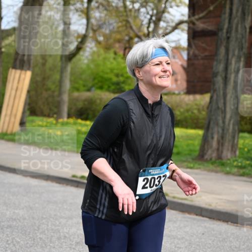 12.04.2026 - 45. Internationalen Wilhelmsburger Insellauf J. Mangold http://msf.ph/oto/9520119 12.04.2026 13:37:24 Ziel 3475, 5672, 2037 meine-sportfotos.de