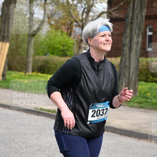 12.04.2026 - 45. Internationalen Wilhelmsburger Insellauf J. Mangold http://msf.ph/oto/9520120 12.04.2026 13:37:24 Ziel 3475, 5672, 2037 meine-sportfotos.de