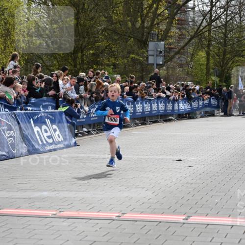 12.04.2026 - 45. Internationalen Wilhelmsburger Insellauf J. Mangold http://msf.ph/oto/9520201 12.04.2026 14:08:08 Ziel 15, 1508 meine-sportfotos.de