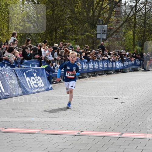 12.04.2026 - 45. Internationalen Wilhelmsburger Insellauf J. Mangold http://msf.ph/oto/9520202 12.04.2026 14:08:08 Ziel 15, 1508 meine-sportfotos.de