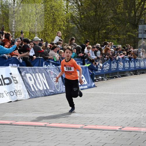 12.04.2026 - 45. Internationalen Wilhelmsburger Insellauf J. Mangold http://msf.ph/oto/9520234 12.04.2026 14:08:18 Ziel 1523, 788, 1510 meine-sportfotos.de
