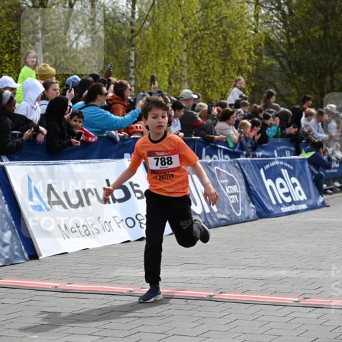 12.04.2026 - 45. Internationalen Wilhelmsburger Insellauf J. Mangold http://msf.ph/oto/9520241 12.04.2026 14:08:18 Ziel 1523, 788, 1510 meine-sportfotos.de