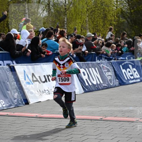12.04.2026 - 45. Internationalen Wilhelmsburger Insellauf J. Mangold http://msf.ph/oto/9520282 12.04.2026 14:08:26 Ziel 1510, 1509, 58, 26 meine-sportfotos.de