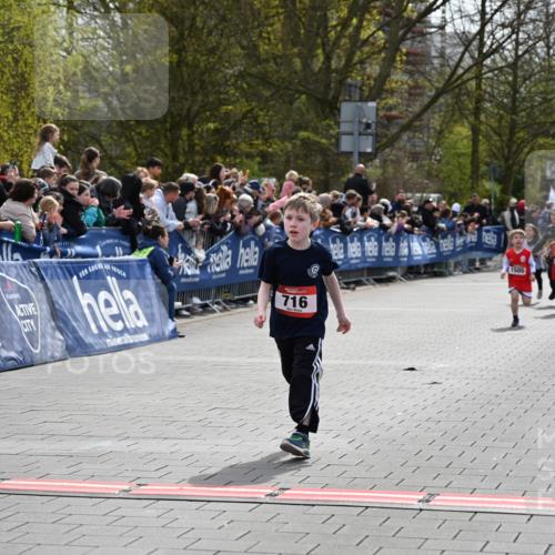12.04.2026 - 45. Internationalen Wilhelmsburger Insellauf J. Mangold http://msf.ph/oto/9520306 12.04.2026 14:08:31 Ziel 58, 26, 716, 1505 meine-sportfotos.de