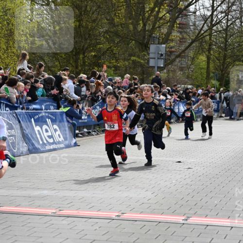 12.04.2026 - 45. Internationalen Wilhelmsburger Insellauf J. Mangold http://msf.ph/oto/9520322 12.04.2026 14:08:35 Ziel 716, 1505, 782, 258, 175, 174 meine-sportfotos.de
