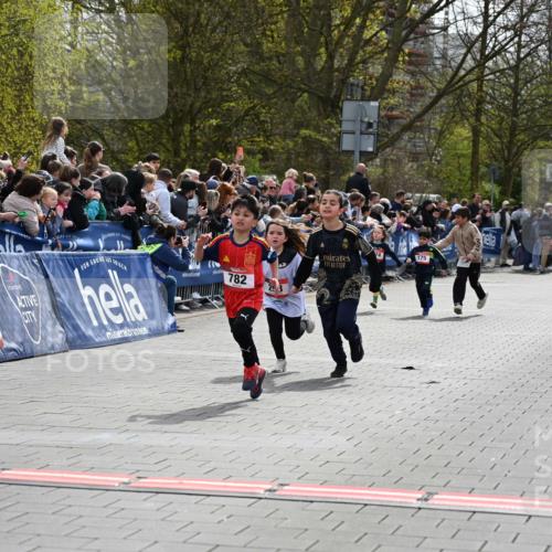 12.04.2026 - 45. Internationalen Wilhelmsburger Insellauf J. Mangold http://msf.ph/oto/9520323 12.04.2026 14:08:35 Ziel 716, 1505, 782, 258, 175, 174 meine-sportfotos.de