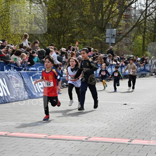 12.04.2026 - 45. Internationalen Wilhelmsburger Insellauf J. Mangold http://msf.ph/oto/9520325 12.04.2026 14:08:35 Ziel 716, 1505, 782, 258, 175, 174 meine-sportfotos.de