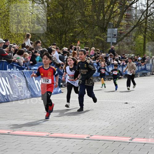 12.04.2026 - 45. Internationalen Wilhelmsburger Insellauf J. Mangold http://msf.ph/oto/9520326 12.04.2026 14:08:35 Ziel 716, 1505, 782, 258, 175, 174 meine-sportfotos.de