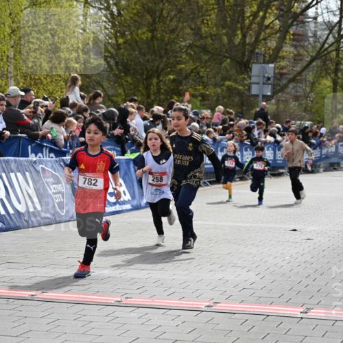 12.04.2026 - 45. Internationalen Wilhelmsburger Insellauf J. Mangold http://msf.ph/oto/9520328 12.04.2026 14:08:35 Ziel 716, 1505, 782, 258, 175, 174 meine-sportfotos.de