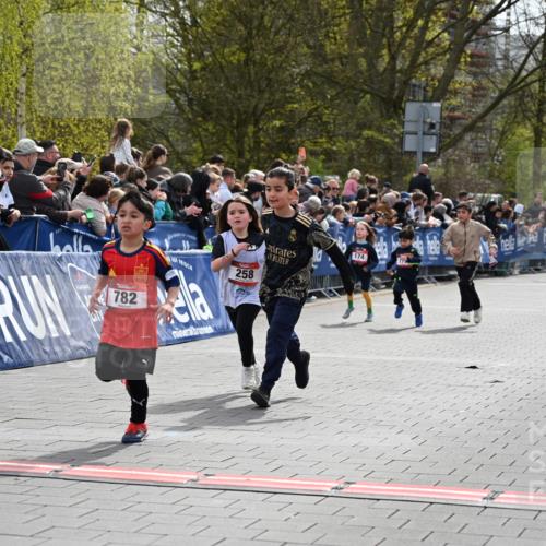 12.04.2026 - 45. Internationalen Wilhelmsburger Insellauf J. Mangold http://msf.ph/oto/9520329 12.04.2026 14:08:35 Ziel 716, 1505, 782, 258, 175, 174 meine-sportfotos.de