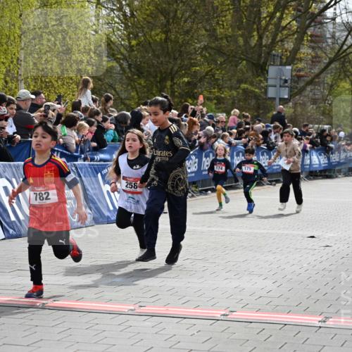 12.04.2026 - 45. Internationalen Wilhelmsburger Insellauf J. Mangold http://msf.ph/oto/9520332 12.04.2026 14:08:36 Ziel 1505, 782, 258, 175, 174, 653, 143 meine-sportfotos.de
