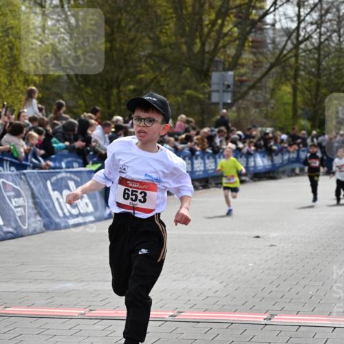 12.04.2026 - 45. Internationalen Wilhelmsburger Insellauf J. Mangold http://msf.ph/oto/9520366 12.04.2026 14:08:41 Ziel 175, 174, 653, 143, 1057, 232, 749, 967 meine-sportfotos.de