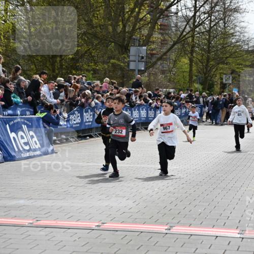 12.04.2026 - 45. Internationalen Wilhelmsburger Insellauf J. Mangold http://msf.ph/oto/9520383 12.04.2026 14:08:44 Ziel 653, 143, 1057, 232, 749, 967, 774 meine-sportfotos.de