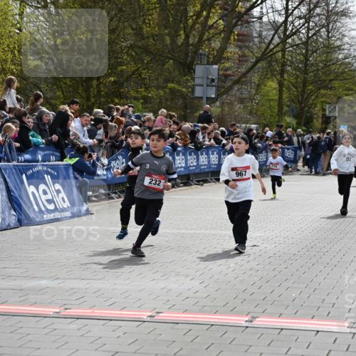 12.04.2026 - 45. Internationalen Wilhelmsburger Insellauf J. Mangold http://msf.ph/oto/9520386 12.04.2026 14:08:44 Ziel 653, 143, 1057, 232, 749, 967, 774 meine-sportfotos.de