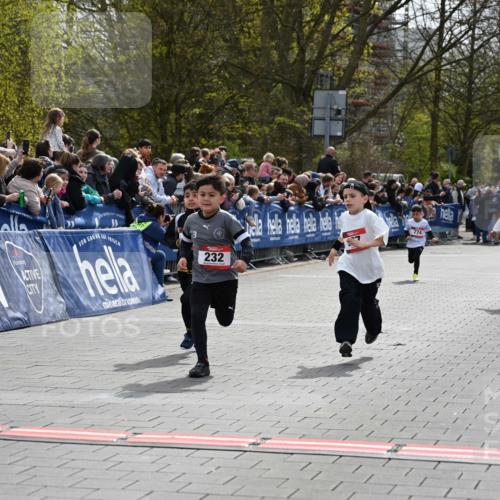12.04.2026 - 45. Internationalen Wilhelmsburger Insellauf J. Mangold http://msf.ph/oto/9520389 12.04.2026 14:08:44 Ziel 653, 143, 1057, 232, 749, 967, 774 meine-sportfotos.de