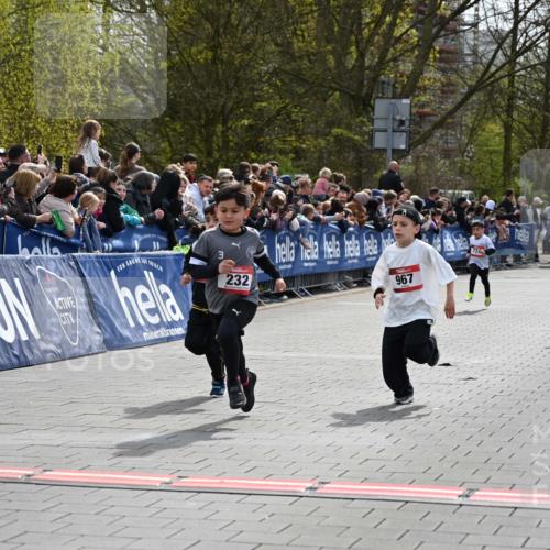 12.04.2026 - 45. Internationalen Wilhelmsburger Insellauf J. Mangold http://msf.ph/oto/9520391 12.04.2026 14:08:44 Ziel 653, 143, 1057, 232, 749, 967, 774 meine-sportfotos.de