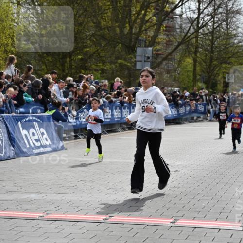 12.04.2026 - 45. Internationalen Wilhelmsburger Insellauf J. Mangold http://msf.ph/oto/9520408 12.04.2026 14:08:46 Ziel 1057, 232, 749, 967, 774, 919 meine-sportfotos.de