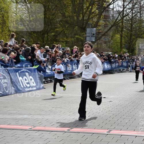 12.04.2026 - 45. Internationalen Wilhelmsburger Insellauf J. Mangold http://msf.ph/oto/9520409 12.04.2026 14:08:47 Ziel 1057, 232, 749, 967, 774, 919 meine-sportfotos.de