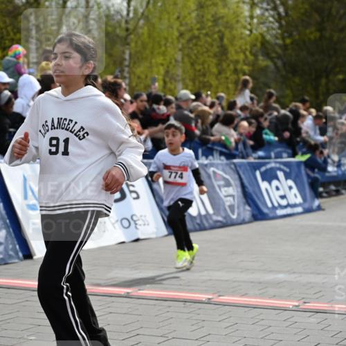 12.04.2026 - 45. Internationalen Wilhelmsburger Insellauf J. Mangold http://msf.ph/oto/9520410 12.04.2026 14:08:48 Ziel 232, 749, 967, 774, 919, 754 meine-sportfotos.de