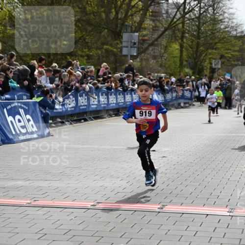 12.04.2026 - 45. Internationalen Wilhelmsburger Insellauf J. Mangold http://msf.ph/oto/9520418 12.04.2026 14:08:50 Ziel 774, 919, 754 meine-sportfotos.de