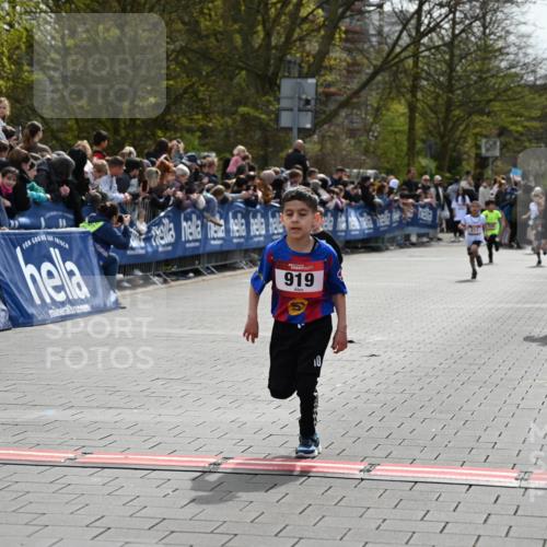 12.04.2026 - 45. Internationalen Wilhelmsburger Insellauf J. Mangold http://msf.ph/oto/9520420 12.04.2026 14:08:50 Ziel 774, 919, 754 meine-sportfotos.de