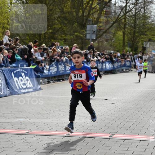 12.04.2026 - 45. Internationalen Wilhelmsburger Insellauf J. Mangold http://msf.ph/oto/9520422 12.04.2026 14:08:50 Ziel 774, 919, 754 meine-sportfotos.de