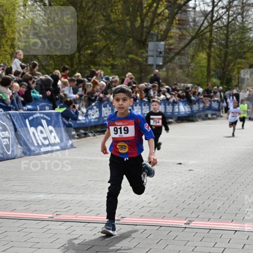 12.04.2026 - 45. Internationalen Wilhelmsburger Insellauf J. Mangold http://msf.ph/oto/9520423 12.04.2026 14:08:50 Ziel 774, 919, 754 meine-sportfotos.de