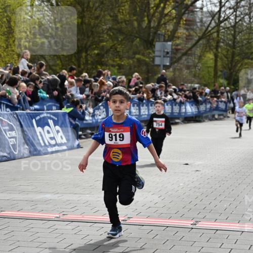 12.04.2026 - 45. Internationalen Wilhelmsburger Insellauf J. Mangold http://msf.ph/oto/9520424 12.04.2026 14:08:50 Ziel 774, 919, 754 meine-sportfotos.de
